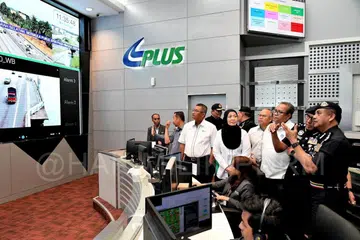 Ketua Polis Malaysia, Tan Sri Razarudin Husain (kanan  sekali) meninjau pergerakan aliran trafik ketika membuat lawatan ke Pusat Pemantauan Trafik Projek Lebuhraya Utara Selatan (Plus) selepas majlis pelancaran Op Selamat 21 sempena Tahun Baru Cina 2024 di Persada Plus, Subang Jaya, Selangor. 