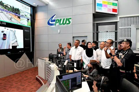 Ketua Polis Malaysia, Tan Sri Razarudin Husain (kanan  sekali) meninjau pergerakan aliran trafik ketika membuat lawatan ke Pusat Pemantauan Trafik Projek Lebuhraya Utara Selatan (Plus) selepas majlis pelancaran Op Selamat 21 sempena Tahun Baru Cina 2024 di Persada Plus, Subang Jaya, Selangor. 