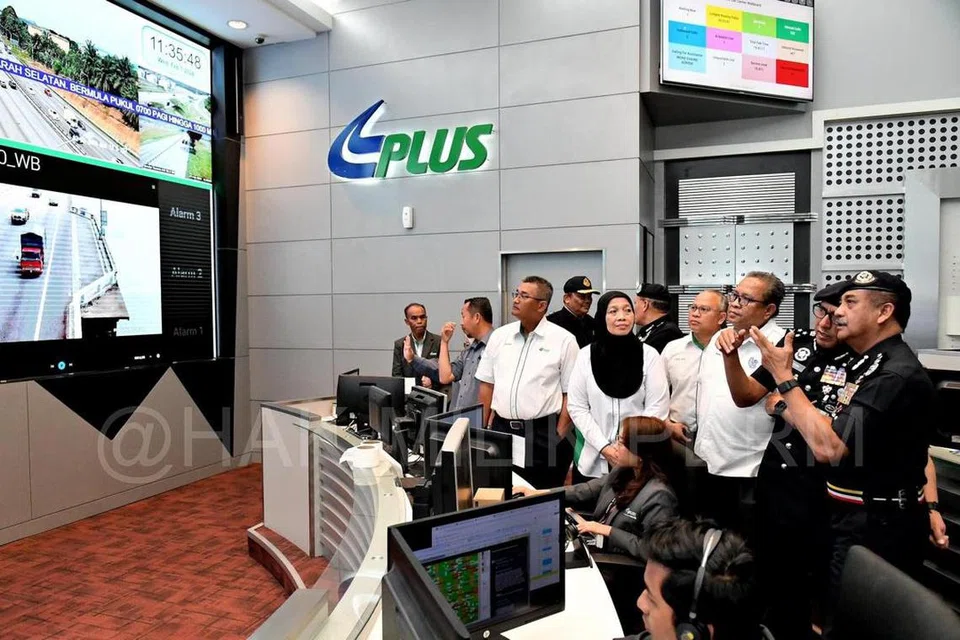 Ketua Polis Malaysia, Tan Sri Razarudin Husain (kanan  sekali) meninjau pergerakan aliran trafik ketika membuat lawatan ke Pusat Pemantauan Trafik Projek Lebuhraya Utara Selatan (Plus) selepas majlis pelancaran Op Selamat 21 sempena Tahun Baru Cina 2024 di Persada Plus, Subang Jaya, Selangor. 