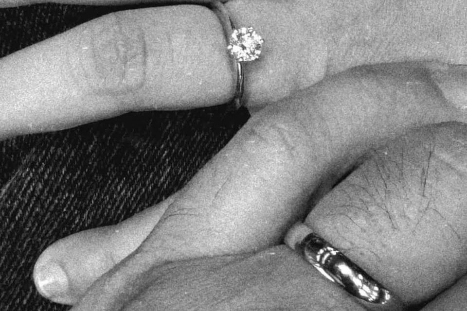 Khalid Al Ameri berkongsi gambar bersarung cincin, menandakan pertunangannya semalam dengan wanita yang tidak diketahui identitinya pada waktu ini. 