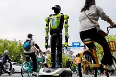 polis robot humanoid, China, polis trafik, Hari Buruh
