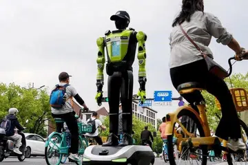 polis robot humanoid, China, polis trafik, Hari Buruh