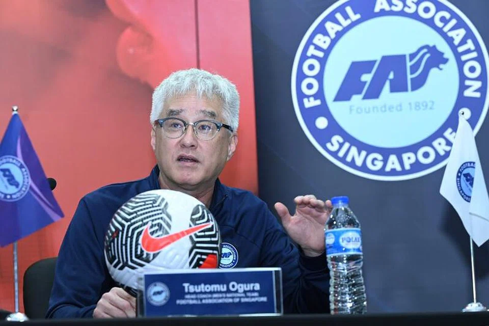 Ketua jurulatih pasukan lelaki Singapura, Tsutomu Ogura, berkata beliau lebih pilih skuad Singa kekal berlatih di Singapura daripada bermain perlawanan antarabangsa disebabkan jadual padat. 