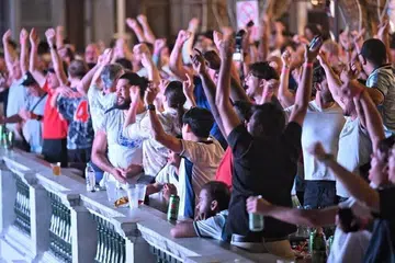 Restoran dan ruang masyarakat telah mengadakan tayangan percuma untuk perlawanan tertentu sepanjang Piala Dunia.