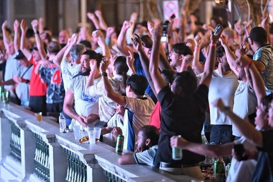 Restoran dan ruang masyarakat telah mengadakan tayangan percuma untuk perlawanan tertentu sepanjang pertandingan Piala Dunia.