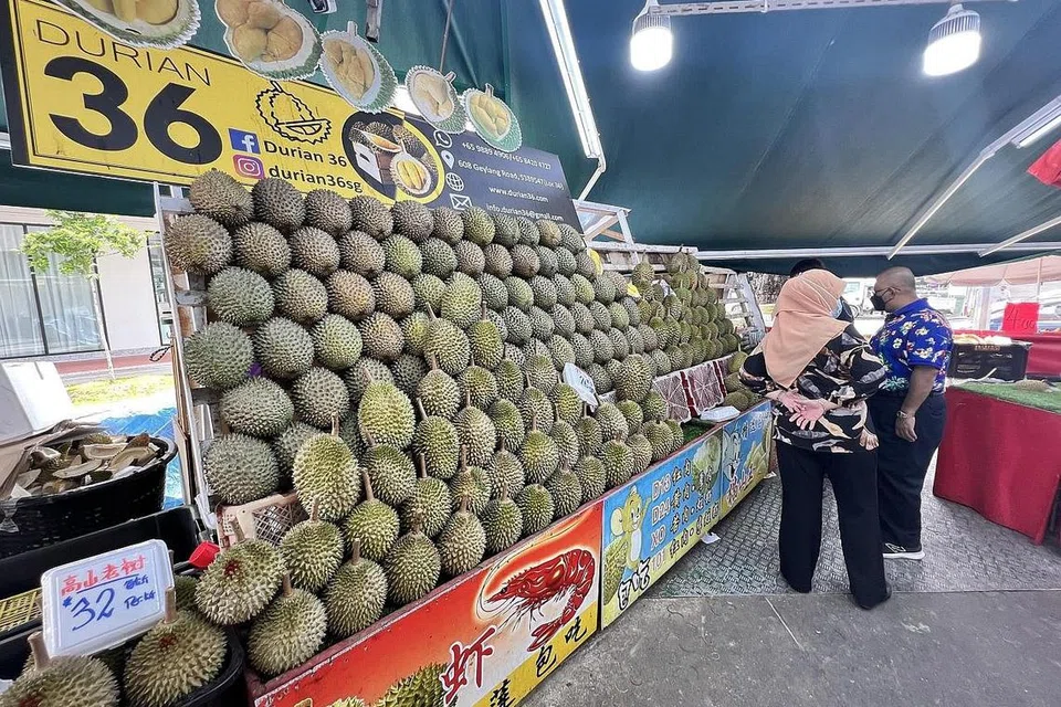 HARGA DURIAN DIDORONG PELBAGAI FAKTOR: Selain saingan sengit antara penjual fizikal dan dalam talian, harga murah durian didorong oleh bekalan yang berlebihan sejak beberapa hari ini. Namun, beberapa penjual durian berkata bekalan dijangka akan jatuh dan harga bakal meningkat sekitar $5 hingga $10 sekilogram. - Foto BH oleh HAKIM YUSOF