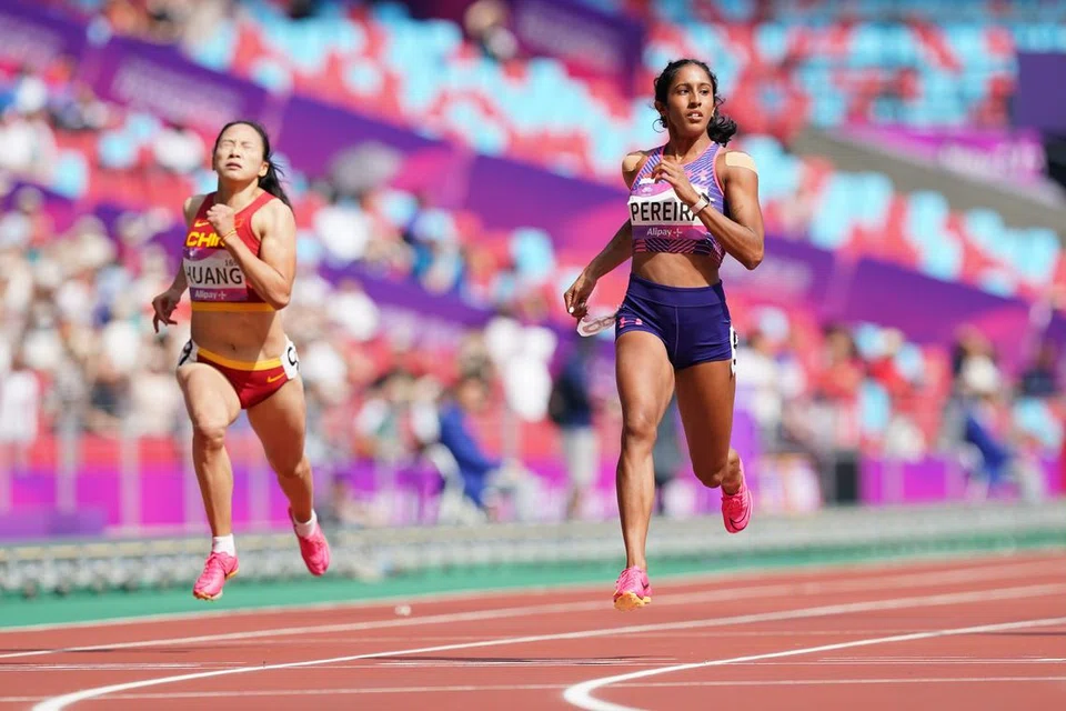 LARI KE FINAL LAGI: Shanti Pereira (kanan) mencatat masa 23.14 saat bagi menjuarai keseluruhan saringan lari 200 meter wanita di Stadium Pusat Sukan Olimpik Hangzhou pada Ahad.
