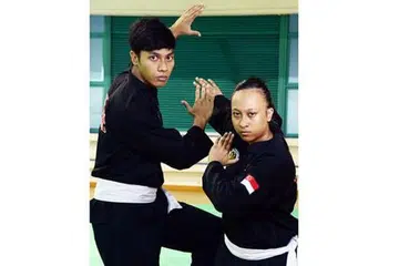 SERIUS BERLATIH: Hubungan pasangan adik-beradik Nur Alfian dan Nur Fazlin yang santai menjadi lebih serius di dalam gelanggang latihan selepas kededuanya dipilih berlatih dengan pasukan nasional beberapa tahun lalu. - Foto-foto JOHARI RAHMAT