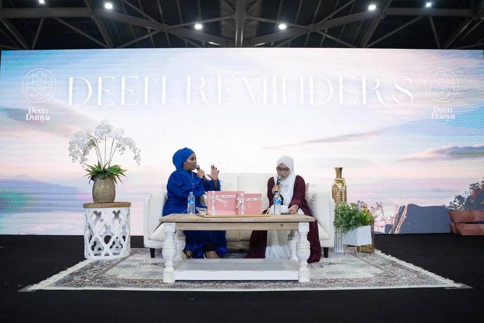 CERAMAH MOTIVASI: Ustazah Liyana Musfirah (kanan) semasa satu sesi Deen Reminders bersama pengacara Nadiah M Din. 