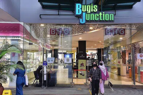 KELOMPOK JANGKITAN: Bilangan kes kelompok jangkitan di Bugis Junction telah mencecah lebih 240 kes. -Foto BH oleh DESMOND WEE
