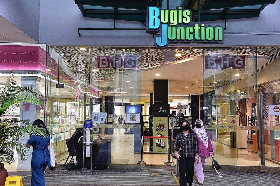 KELOMPOK JANGKITAN: Bilangan kes kelompok jangkitan di Bugis Junction telah mencecah lebih 240 kes. -Foto BH oleh DESMOND WEE