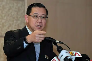 BERI SAINGAN: Encik Lim memberitahu sekumpulan usahawan tempatan untuk memberi saingan ekonomi yang sihat kepada Singapura.
