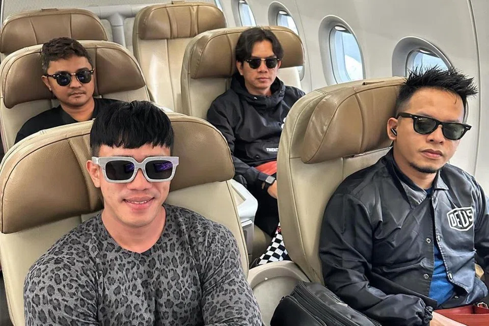 REPVBLIK: Anggota kumpulan band asal Bogor ini, (dari kiri, belakang, mengikut putaran jam), Lafi Hariyatulafian, Bachtiar Rahman Hamzah, Heri Masrulah Achmad dan  Ruri Herdian Wantogia, tidak sabar menghiburkan peminat di Singapura dengan pelbagai lagu cinta pada 17 Disember.
