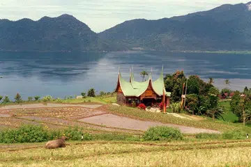 danau maninjau, sumatera barat, indonesia, Hamzah Abdullah, Elfy Runianto, sepetang bersama buya hamka di danau maninjau, cerpen