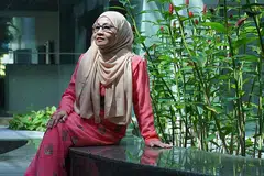 LEGA HIBURKAN PEMINAT: Sanisah Huri bersyukur dapat membawa peminatnya mengembara masa dalam konsert skala besarnya bagi mengingati nostalgia yang terikat pada lagu lama. - Foto BM oleh HAZIRAH HANIFAR 