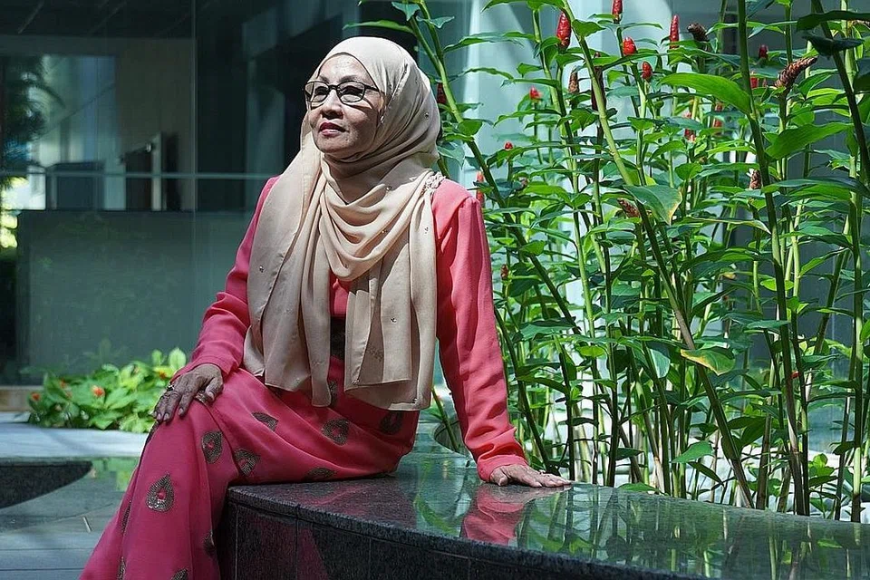 LEGA HIBURKAN PEMINAT: Sanisah Huri bersyukur dapat membawa peminatnya mengembara masa dalam konsert skala besarnya bagi mengingati nostalgia yang terikat pada lagu lama. - Foto BM oleh HAZIRAH HANIFAR 