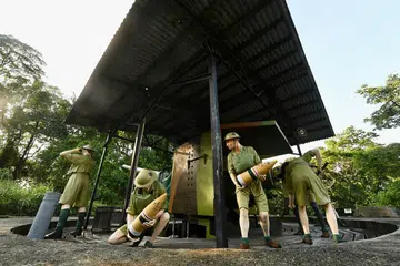 PELIHARA KEWIBAWAAN SEJARAH TAPAK: Sebuah meriam Mark VIII 6 inci BL dipamer di Fort Siloso di Sentosa. Pemeliharaan kolektif struktur-struktur di tapak itu dan landskapnya dianggap penting bagi memelihara kewibawaan sejarah tapak itu. - Foto BH oleh DESMOND FOO