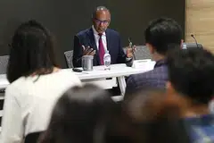 PERKUKUH KEDUDUKAN: Konvensyen Singapura bagi Pengantaraan penting bukan hanya kerana ia konvensyen sulung PBB yang memuatkan nama Singapura, malah boleh membantu aliran dagang antarabangsa dan merangsang pertumbuhan ekonomi di rantau ini, kata Encik Shanmugam. Beliau berkata demikian ketika mengulas peri pentingnya perjanjian baru itu, yang bertujuan menghuraikan konflik dagang antarabangsa. - Foto SPH