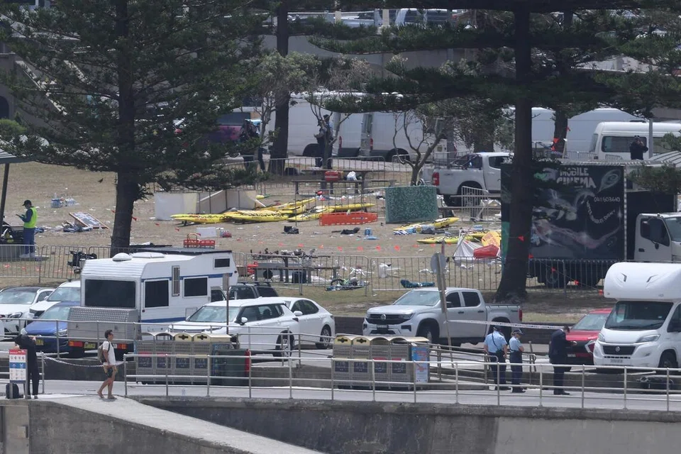 Pihak berkuasa tempatan mengepung salah satu kawasan Pantai Bondi di Sydney, Australia, menyusuli kejadian tembakan beramai-ramai pada 14 Disember ketika satu perayaan Yahudi – kejadian yang terburuk di negara itu dalam hampir 30 tahun yang telah menyebabkan sekurang-kurangnya 16 orang terbunuh.