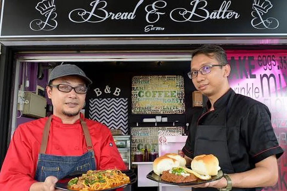 DAPAT SAMBUTAN: Sajian yang disediakan di Bread & Batter, termasuk mi Wak Katok, mendapat sambutan di luar jangkaan, justeru Encik Asman (kiri) dan Encik Hairulnizam menasihatkan pelanggan buat tempahan sebelum ke kedai makan. 