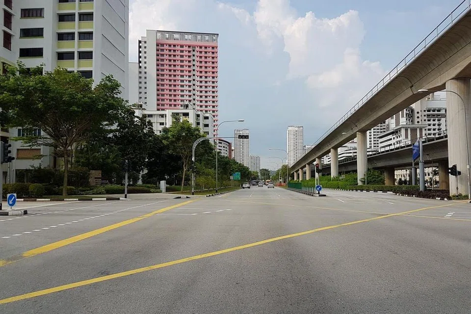 KONTRAK BINAAN STESEN: Penguasa Pengangkutan Darat (LTA) menganugerahkan empat kontrak bagi Laluan Daerah Jurong (JRL) bernilai $682.5 juta meliputi kontrak membina tiga stesen JRL di Toh Guan, Jurong Town Hall dan Pandan Reservoir. Foto ini merakam simpang jalan, pandangan ke utara menuju ke Bukit Batok dari lokasi yang bakal menempatkan Stesen Toh Guan. - Foto BLOG JRL