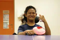 PERCAYA DIRI: Walaupun mengalami palsi serebral, Cik Juni Syafiqa membuktikan kemampuan dalam sukan boccia di peringkat nasional dan antarabangsa. Beliau kini mempelajari sukan baru, tenis meja. - Foto NUR HUMAIRA SAJAT