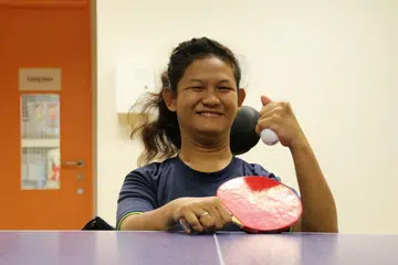 PERCAYA DIRI: Walaupun mengalami palsi serebral, Cik Juni Syafiqa membuktikan kemampuan dalam sukan boccia di peringkat nasional dan antarabangsa. Beliau kini mempelajari sukan baru, tenis meja. - Foto NUR HUMAIRA SAJAT
