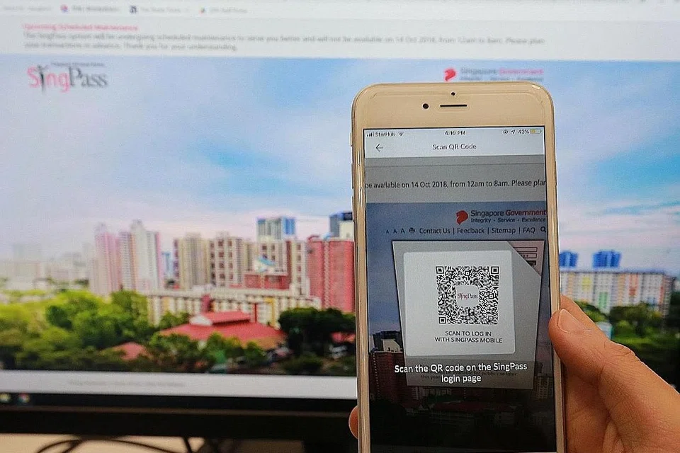 KHIDMAT DIGITAL PEMERINTAH BARU: Penduduk Singapura tidak lama lagi boleh melawat pesakit di hospital dan membuat pembelian di pameran dengan menggunakan aplikasi Singpass Mobile untuk mengimbas kod QR. - Foto fail ZAOBAO