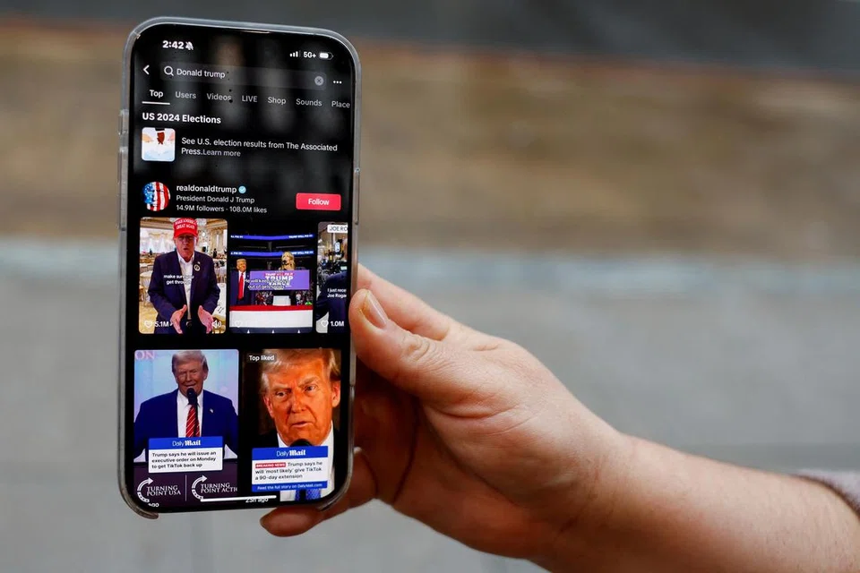 Seorang pengguna menunjukkan telefon bimbitnya yang memaparkan laman TikTok Presiden Joe Biden di Washington pada 19 Januari.