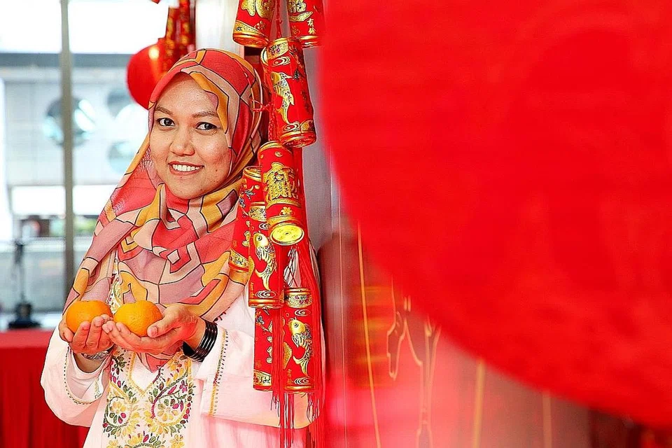 SILATURAHIM DIPUPUK, AKIDAH DIJAGA: Orang Islam boleh menerima undangan sahabat atau jiran berbangsa Cina menyambut Tahun Baru Cina di rumah mereka sebagai merapatkan silaturahim. Bagaimanapun, jaga akidah dan elakkan kegitan haram seperti berjudi atau memakan makanan atau meminum minuman haram. - Foto-foto ISTOCK.