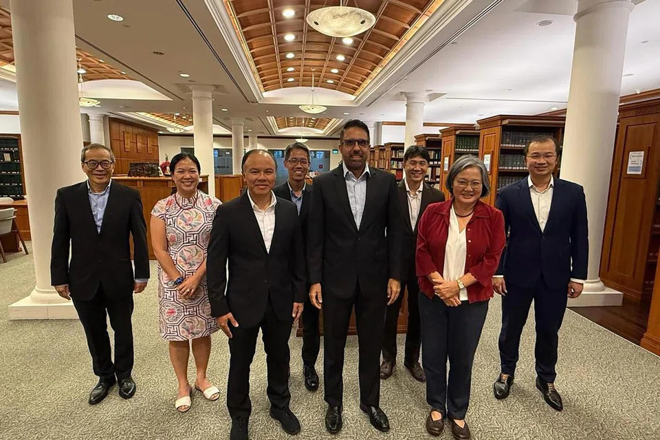 Setiausaha agung Parti Pekerja (WP), Encik Pritam Singh (tengah), memuat naik foto di Facebook mengucapkan terima kasih kepada penduduk GRC Aljunied, Sengkang, dan SMC Hougang atas sokongan mereka. Beliau didampingi Encik Faisal Manap, dan Cik Sylvia Lim, bersama Anggota Parlimen WP lain, (belakang dari kiri) Encik Dennis Tan, Cik He Ting Ru, Encik Gerald Giam, Profesor Madya Jamus Lim, dan Encik Louis Chua.