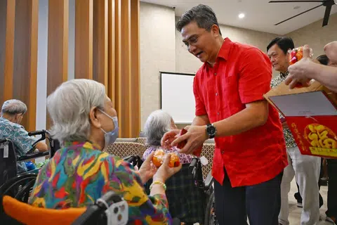 Anggota Parlimen (AP) GRC Bishan-Toa Payoh, Encik Saktiandi Supaat, memberi limau kepada penghuni rumah penjagaan warga emas United Medicare Centre (Toa Payoh) pada 11 Januari 2025. 