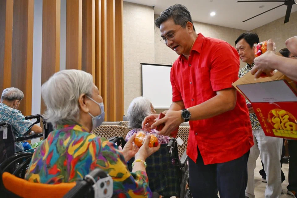 Anggota Parlimen (AP) GRC Bishan-Toa Payoh, Encik Saktiandi Supaat, memberi limau kepada penghuni rumah penjagaan warga emas United Medicare Centre (Toa Payoh) pada 11 Januari 2025. 