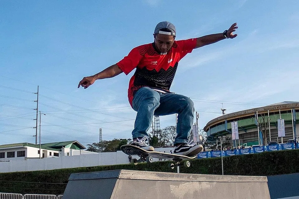 PERNAH DI ATAS: Bekas juara Sukan X Asia, Feroze Rahman, memimpin kontinjen Team Singapore seramai enam atlit ke Sukan SEA di Filipina bulan lalu. - Foto SPORT SINGAPORE