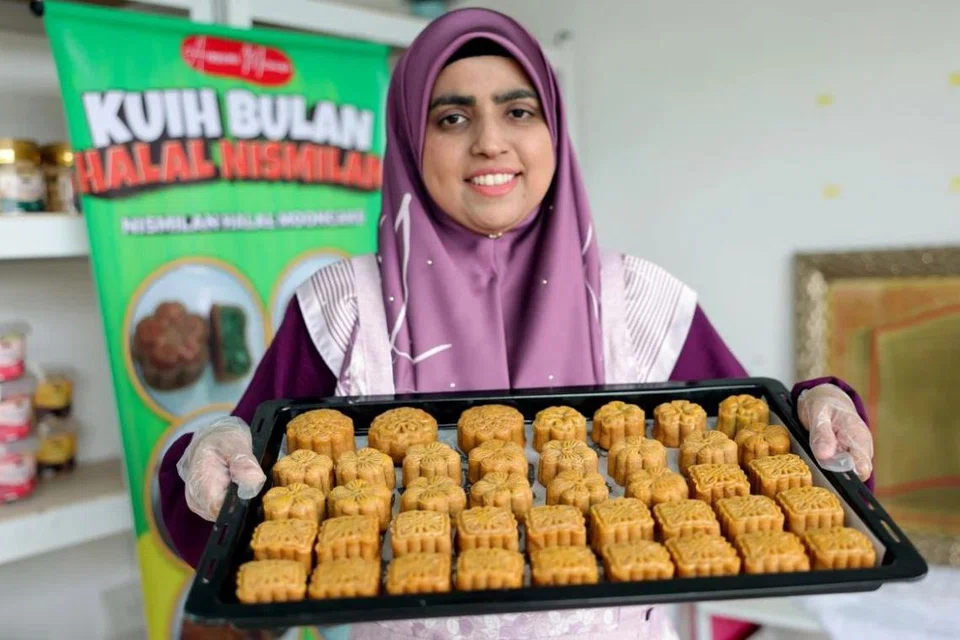 Cik Syawaliza Abdul Kutty antara pengusaha kuih bulan halal di Malaysia. Lazimnya kuih bulan menjadi sajian istimewa ketika perayaan kuih bulan, namun kini turut popular pada sambutan Tahun Baru Cina.