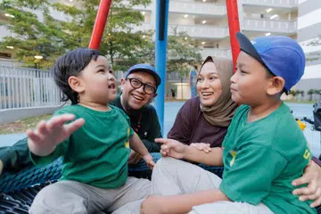 Encik Muhammad Hydil Jamil (dua dari kiri) mendekatkan anak-anaknya, Muhammad Hafiy Muhammad Hydil (kanan) dan Muhammad Hulaif Muhammad Hydil (kiri), dengan seni dan budaya Melayu demi memupuk penghayatan warisan dalam diri mereka. Bersama mereka ialah isteri, Nur Fajrina Abdul Rashid.