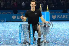 NOMBOR SATU: Jaguh tenis Britain, Andy Murray, meraikan kejayaan terbarunya - satu piala bagi menjuarai Final ATP Tour dan satu lagi piala bagi kejayaan menamatkan musim ini sebagai pemain terbaik dunia. - Foto REUTERS