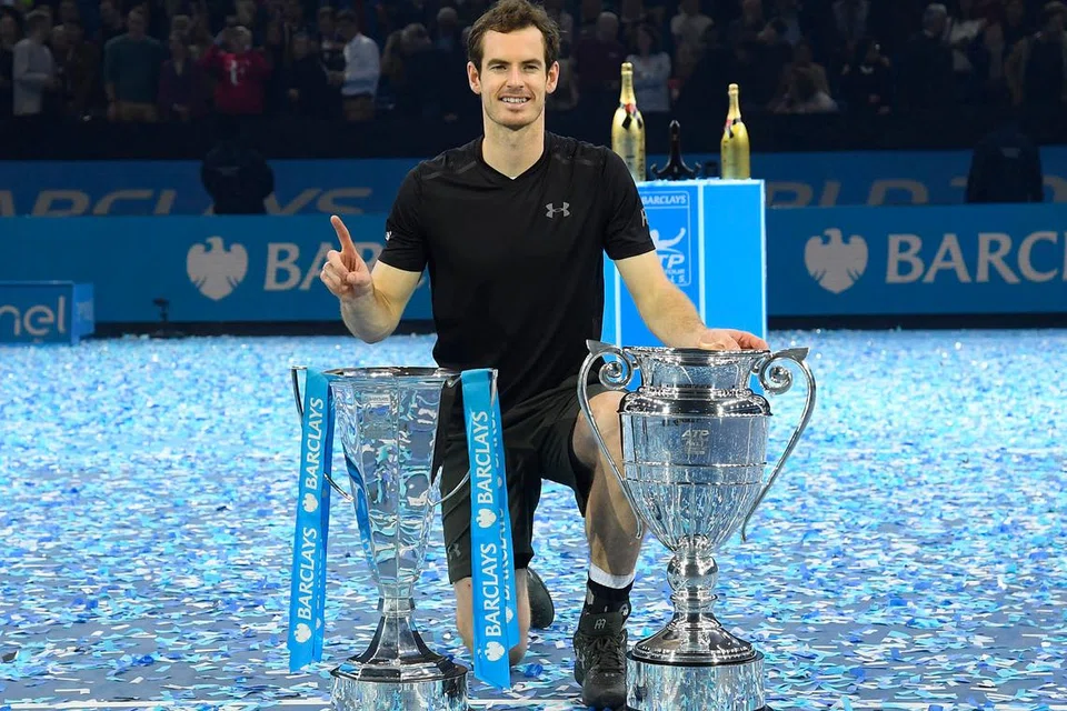 NOMBOR SATU: Jaguh tenis Britain, Andy Murray, meraikan kejayaan terbarunya - satu piala bagi menjuarai Final ATP Tour dan satu lagi piala bagi kejayaan menamatkan musim ini sebagai pemain terbaik dunia. - Foto REUTERS