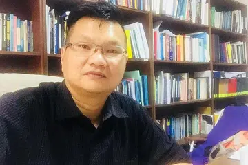 - Profesor Lee Kuok Tiung dari Universiti Malaysia Sabah.
