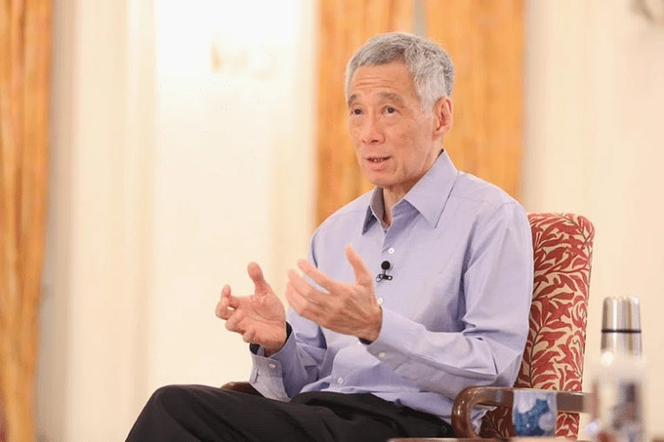 Perdana Menteri Lee Hsien Loong berkata pemerintah akan melakukan apa sahaja untuk menstabilkan ekonomi, memelihara pekerjaan dan membantu syarikat kekal bertahan semasa wabak koronavirus. - Foto KEMENTERIAN PERHUBUNGAN DAN PENERANGAN