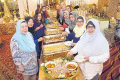 SEPAKAT MENUJU PERALIHAN: Kelompok Perkahwinan, Dewan Perniagaan dan Perusahaan Melayu Singapura (DPPMS) bertemu sebulan sekali bagi berbincang mengenai isu berkaitan perniagaan katering. Mereka mengalu-alukan seruan Perdana Menteri Lee Hsien Loong agar mengubah cara pemakanan masyarakat Melayu demi kesihatan dan kesejahteraan. (Kiri dari depan) Pengarah restoran Desa Kartika, Hajah Rosnani Gani; dan Pengurus RH Bridal & Studio, Cik Roswati Kassim. (Kanan dari depan) Ketua Pengarah Eksekutif (CEO), Aroma Kampung, Cik Khadijah Mukhit; dan pengarah Puteri Wedding Services, Cik Aishah Jaafar; bersama penyedia khidmat katering yang lain. - Foto BM