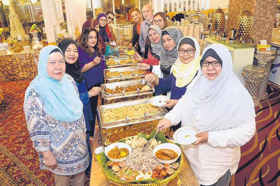 SEPAKAT MENUJU PERALIHAN: Kelompok Perkahwinan, Dewan Perniagaan dan Perusahaan Melayu Singapura (DPPMS) bertemu sebulan sekali bagi berbincang mengenai isu berkaitan perniagaan katering. Mereka mengalu-alukan seruan Perdana Menteri Lee Hsien Loong agar mengubah cara pemakanan masyarakat Melayu demi kesihatan dan kesejahteraan. (Kiri dari depan) Pengarah restoran Desa Kartika, Hajah Rosnani Gani; dan Pengurus RH Bridal & Studio, Cik Roswati Kassim. (Kanan dari depan) Ketua Pengarah Eksekutif (CEO), Aroma Kampung, Cik Khadijah Mukhit; dan pengarah Puteri Wedding Services, Cik Aishah Jaafar; bersama penyedia khidmat katering yang lain. - Foto BM