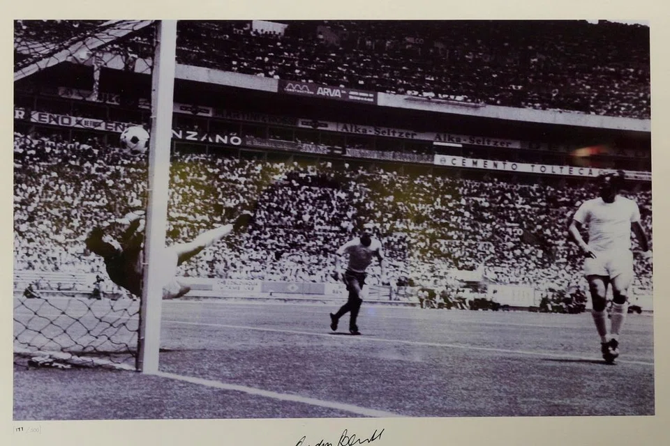 DETIK AJAIB 1970: Penjaga gol England Gordon Banks menampan keluar bola tandukan maut Pele (tiada dalam gambar). Insiden di gawang ini antara detik ikonik dalam Piala Dunia 1970.
