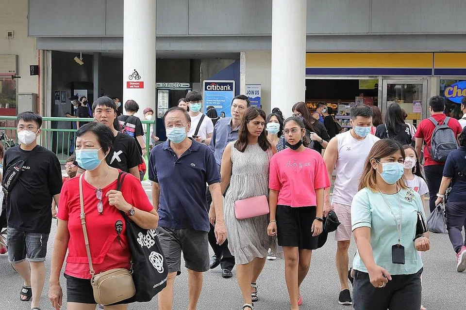 MASIH RAMAI YANG BERPELITUP: Orang ramai di luar stesen MRT Tampines semalam dilihat memakai pelitup tetapi ada juga yang memilih untuk tidak menggunakannya. - Foto BH oleh ONG WEE JIN