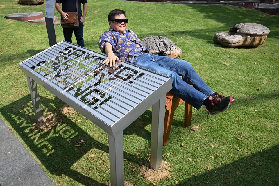 KENANG SATAY CLUB LAMA: Bangku ‘Sayang! Satay Sayang!’ ini menampilkan cara kreatif artis Jeffrey Tan memaparkan kenangan Esplanade Satay Club, sebuah pusat makanan terbuka di Taman Esplanade yang tidak lagi wujud. Tempat duduk itu terletak di Taman Permainan Taman Esplanade.