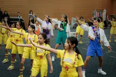Ren Nakao (barisan tengah, dua dari kanan) berlatih bersama penghibur ChildAid yang lain pada 24 November. 