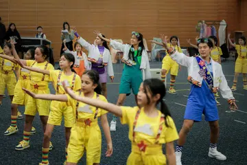 Ren Nakao (barisan tengah, dua dari kanan) berlatih bersama penghibur ChildAid yang lain pada 24 November. 