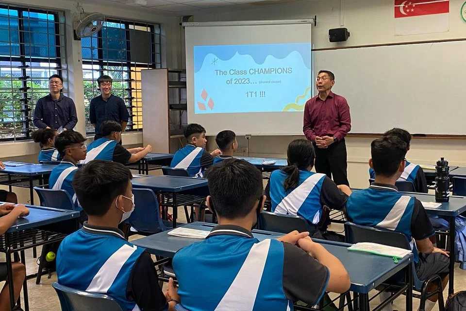 BERINTERAKSI DENGAN PELAJAR: Pada 2 Januari, Menteri di Pejabat Perdana Menteri yang juga Menteri Kedua (Pendidikan merangkap Ehwal Luar), Dr Mohamad Maliki Osman berpeluang berinteraksi dengan pelajar dan kakitangan di Sekolah Menengah Loyang View.