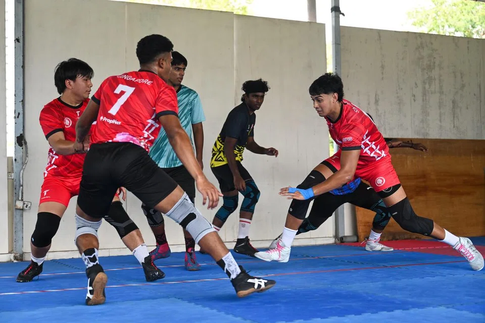 Aidil (kanan) semasa cuba menyentuh pemain pertahanan untuk mengutip mata.