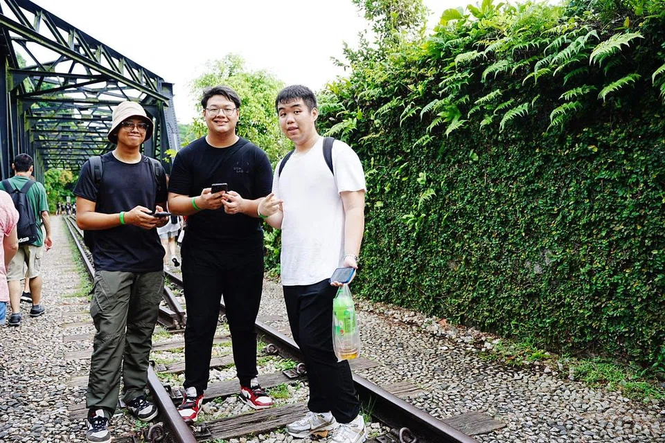 Tiga teman (dari kiri) Muhammad Azri Muhammad Hafidz, Muhammad Hamka Nabil dan Javier Woo (kanan) menyertai majlis pelancaran ‘Jejak Berjalan@CDC’ pada 16 Ogos. Mereka dilihat di Stesen Kereta Api Bukit Timah. 